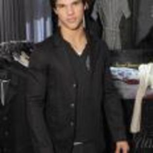 Taylor_Lautner_1241609728_4 - TAYLOR LAUTNER