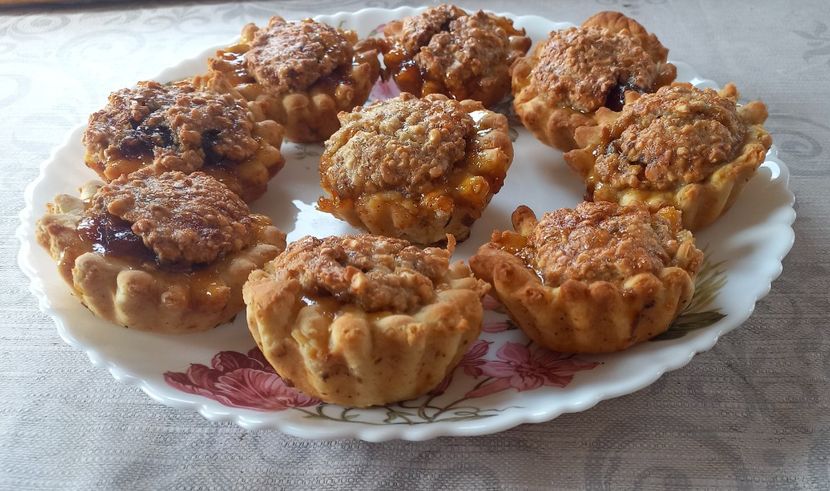 Cosulete cu dulceata si bezea cu alune - Retete 2