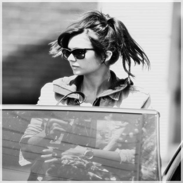 Si eu am adus cadouri # isi taraste cadoul in casa: a se vedea la urmatoarea poza; - here - episode 53 - done