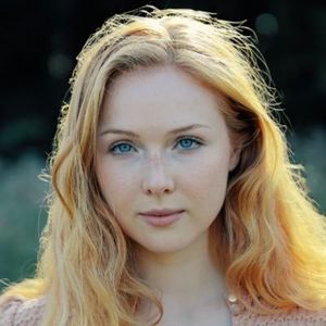 *intra si le da cate una peste cap*Ce faceti aici? Desenele  incep la ora 21:00. Nu trebuia sa - episodul 81