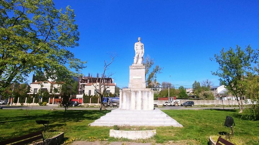20240409_101909 Sculptură proletcultistă („Marinarul”) - 2024 APRILIE - BRAILA