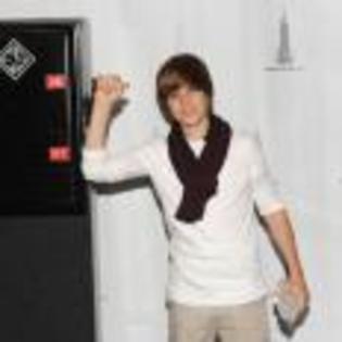 Justin_Bieber_1267280381_3 - JUSTIN BIEBER