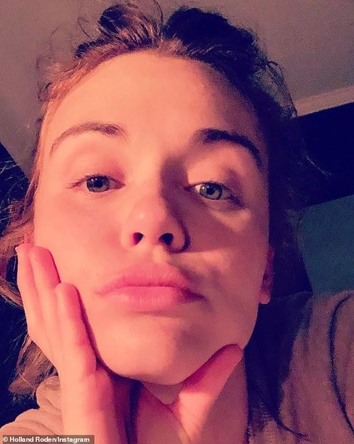 *iese in pijama cu pis;tolul dupa ea* Ezra? Ce nai;ba vrei? - episodul 81