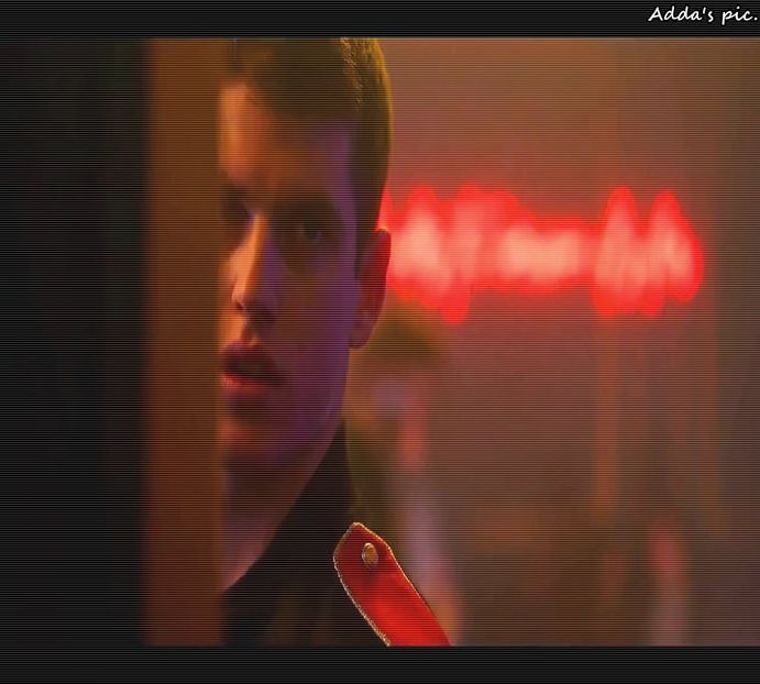 Repede faci tu pe detectiva, poate sunt rude. Stii ca are neam mare, e de a lui Derek.*se ascunde - episodul 82