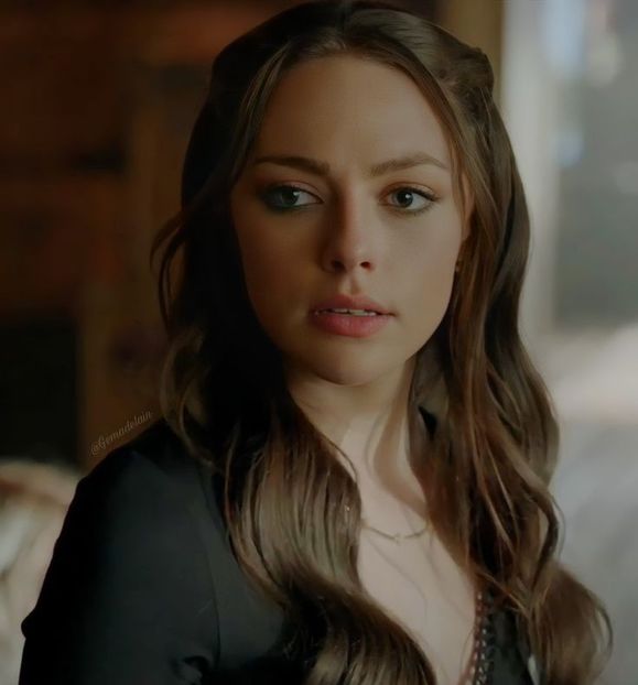 Nu stiai? Avem 2 gaini in curte.., le cheama Geta și Tanta, Tanța sta și in brațe. E afectuoasă.:))) - episodul 82