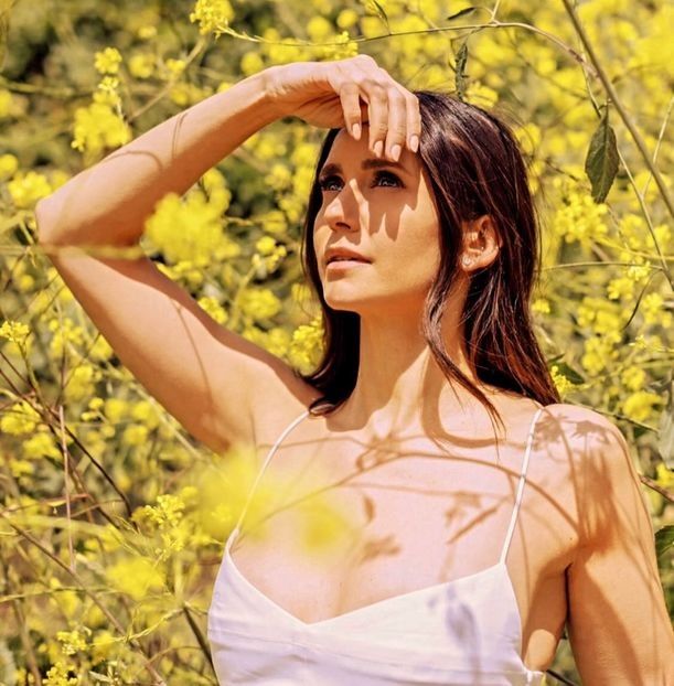 *intra in casa nervoasa* In loc sa facă o piscina sa avem unde sa ne bălăcim, el ia gaini - episodul 82