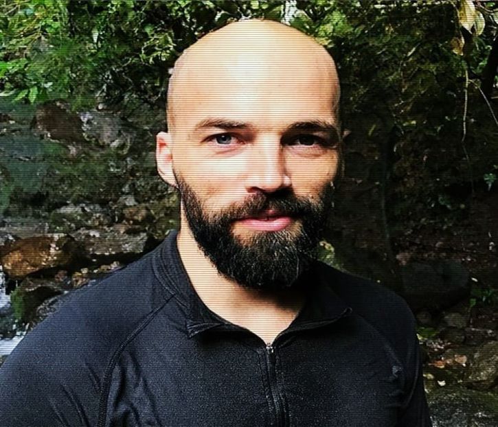 Meh, nu, ca suntem cunostiinte vechi. O sa-i bata Dumnezeu! *il mangaie pe brat* Wow, ce brate - episodul 83