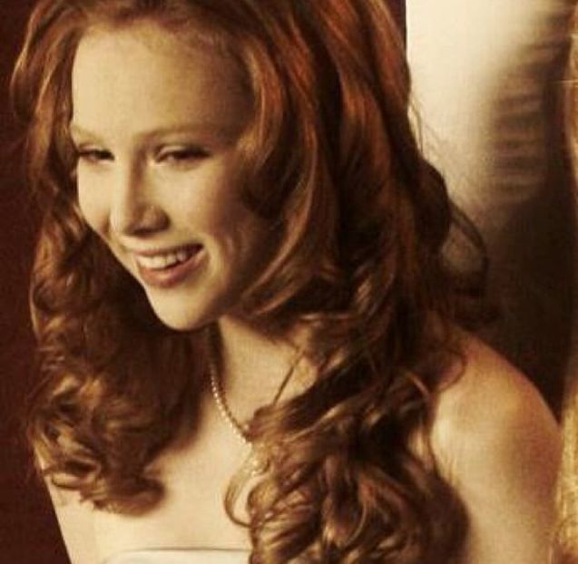 *ridica din sprancene, ia un pahar de suc de culoare roșie și se preface ca se ciocnește de Jessie* - episodul 83