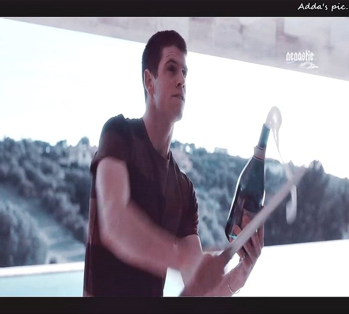 Ooo ce se întâmpla aici? *se bagă între ele* Nu îmi stricați petrecerea cu drame feminine! - episodul 83