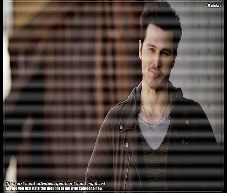 *intra in vestiar cantand* Ce searaaa minunata, mai spune-mi iubito odataaaa…*ii prinde in fapt*/ - episodul 84