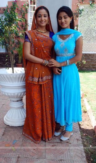 chyntia in rochie de mireasa