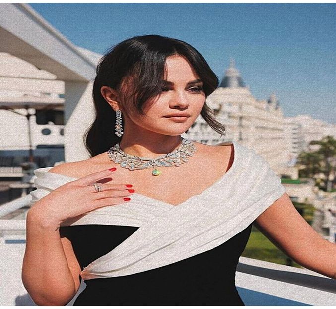 　July24, 2024　╱　In my opinion, the most beautiful woman in the world, Selena Gomez. ♥︎ - whole universe closed in one room