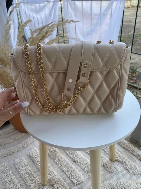  - Moschino piele ecologica