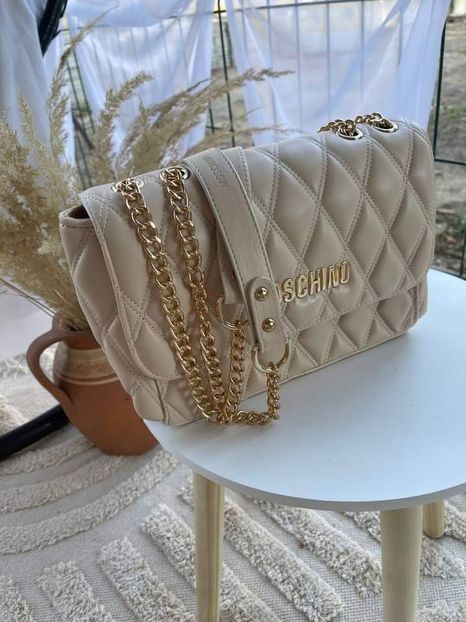  - Moschino piele ecologica