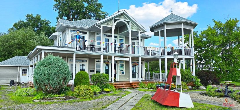 Captain House in Gatineau Marina, QC - D - CARS - BIKES - BOATS