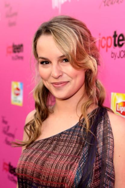 MV5BMTY0NDQxMjk4Ml5BMl5BanBnXkFtZTcwMDAyMzc0Mw@@._V1_FMjpg_UX1000_ - Alege o blonda Disney Nickelodeon