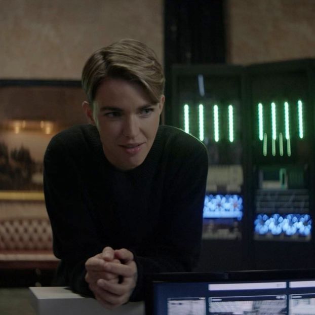 × fi atenta si la perete, dar se spulbera repede asta cand revin cu privirea din - Eps 01 l Io e te come nelle favole