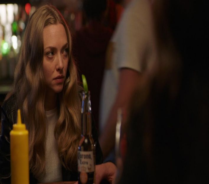 „Whiskey, neat.” Îi răspund mai întâi, la ultima sa întrebare. Fără vlagă mă prăbușesc pe canapea, - Eps 01 l Io e te come nelle favole