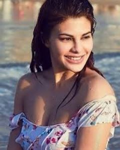 Ma duc sa comand doua cocktailuri. *iese din piscina* - episodul 85