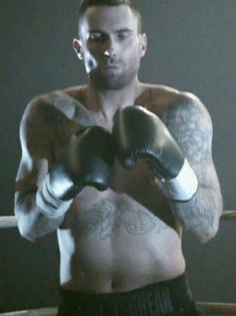 *random manusile erau prin gradina ca el se mai antrena la sacul de box, le ia si si le pune*=))) Nu - episodul 85