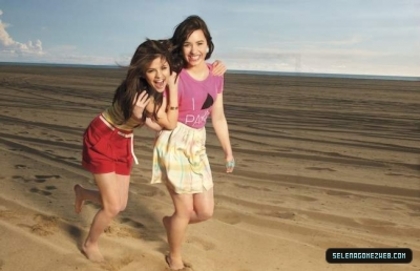 normal_059 - Demi si Selena pe nisip