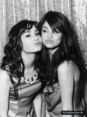normal_069 - Demi si Selena alb-negru