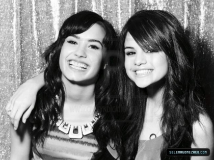 normal_072 - Demi si Selena alb-negru