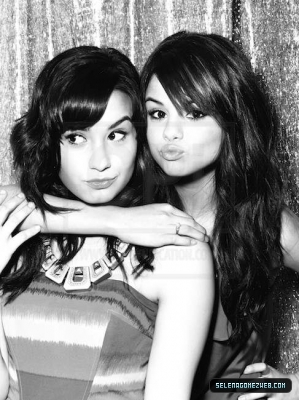 normal_064 - Demi si Selena alb-negru