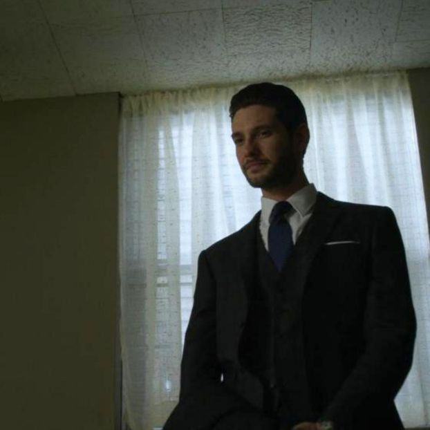 × Ridic usor din umeri si imi indrept pasi aproape de geam unde imi intorc din nou tot corpul - Eps 01 l Io e te come nelle favole