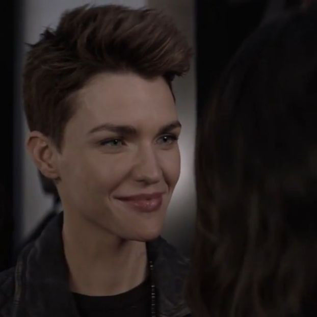 × si rad scurt inaintand prin living cu gandul de a ma intoarce la subsol unde imi - Eps 01 l Io e te come nelle favole