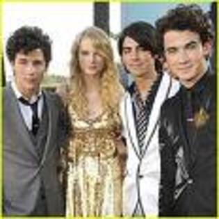 imagesCAOO3ZY5 - tAyLoR SwIfT