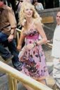 imagesCAQRZ1AM - tAyLoR SwIfT