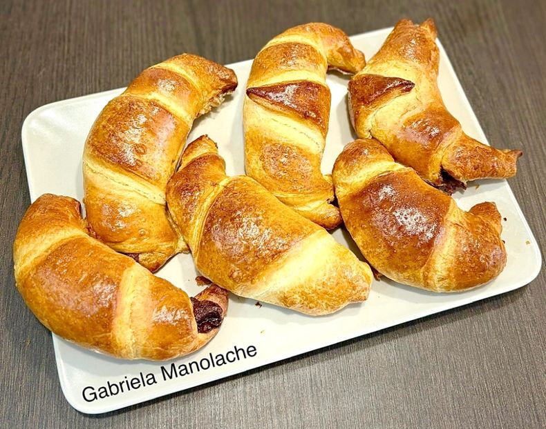  - Croasant cu ciocolata