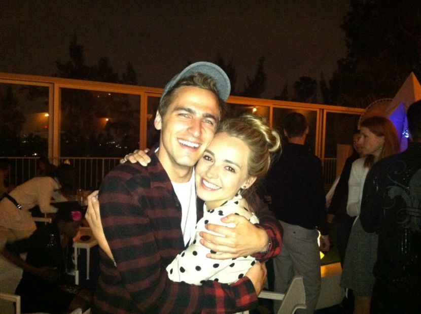 CwSZJJuVEAAD-Au - Jo si Kendall