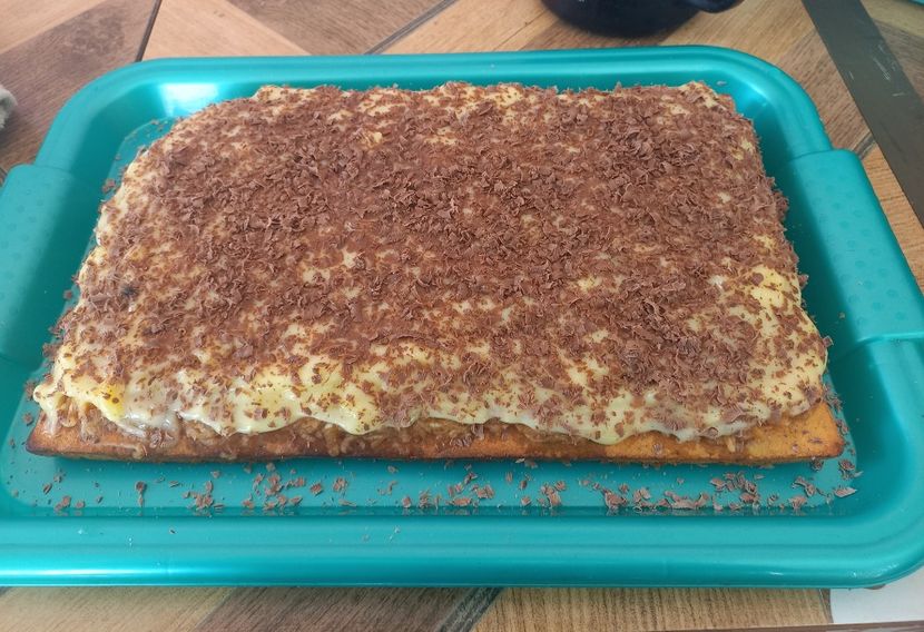 Prajitura cu nuca,  mere, crema de vanilie si ciocolata - Retete 2