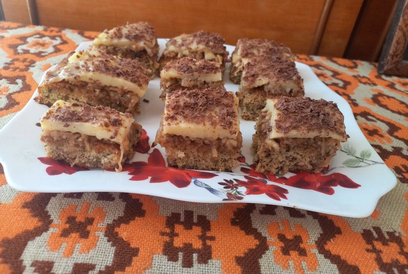 Prajitura cu nuca,  mere, crema de vanilie si ciocolata - Retete 2