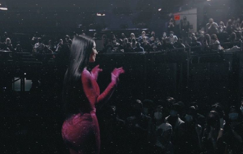 Thank you for your applause, guys. I’m Kim Kardashian and it’s so great to be here tonight. - The beauty hotlist