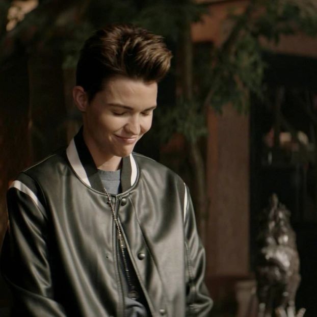 ▬ Isi impacheteaza frumos produsul si in timp ce ii asculta vocea zambeste pentru ea - ep 01 - How can such an innocent woman have _ ?