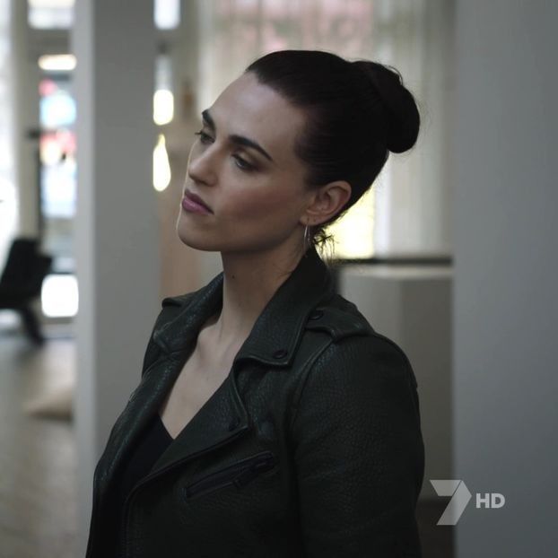 ▬ Ochii ii erau spre asfaltul luminat de razele lunii dorind sa nu se impiedice tocmai acum - ep 01 - How can such an innocent woman have _ ?