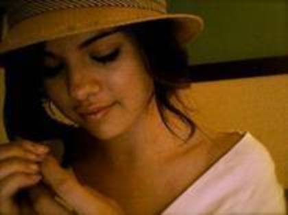  - SELENA GOMEZ POZE RARE