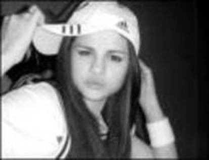  - SELENA GOMEZ POZE RARE