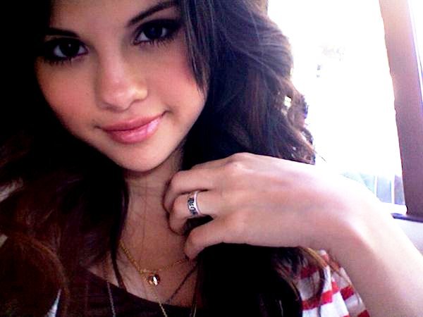  - SELENA GOMEZ POZE RARE