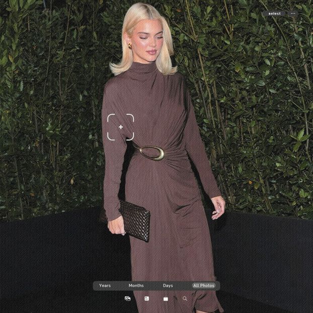 ،25.10 Ꜥℐẹṇṇẹṛ on ²¹⳽ep in Milan, Italy; arriving at the Bottega Veneta Show. - a universe of exploding stars