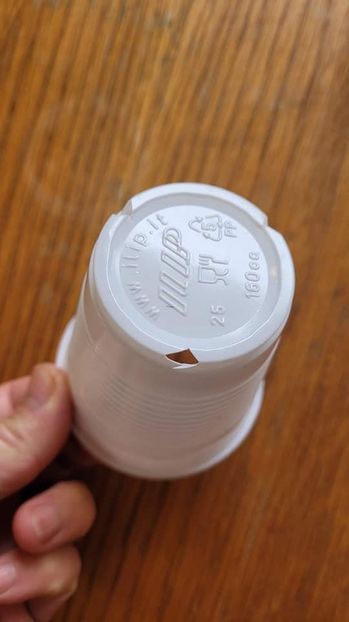 Utilizați o ceașcă de cafea din plastic ca suport pentru perlit. Ar trebui să existe o gaură în part - Inradacinare 1 metoda