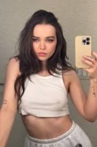 images - 2024-11-02T195437.016 - Alege din coafurile lui Dove Cameron