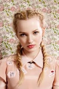 images - 2024-11-02T195359.786 - Alege din coafurile lui Dove Cameron