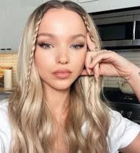 descărcare - 2024-11-02T195323.829 - Alege din coafurile lui Dove Cameron