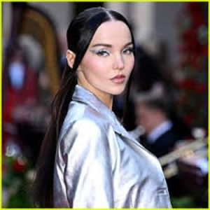 images - 2024-11-02T195227.536 - Alege din coafurile lui Dove Cameron