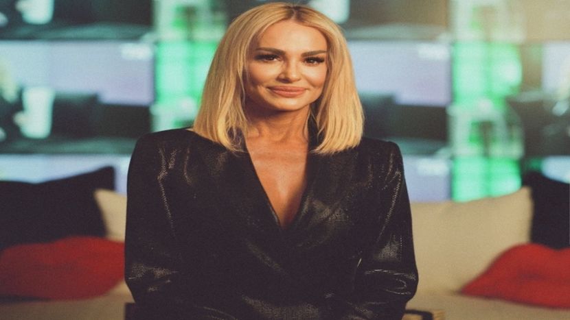 　　ᴛᴀʏʟᴏʀ ᴀʀᴍsᴛʀᴏɴɢ, тнє ¢αт ℓα∂у мємє | ˢᵉᵃˢᵒⁿˢ 1-6 - just raise your glasses high - this one is for you tonight