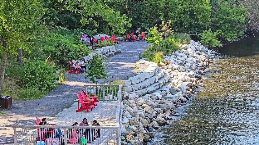 Relax on the Ottawa River Lakeshore--- - GATINEAU -- CANADA